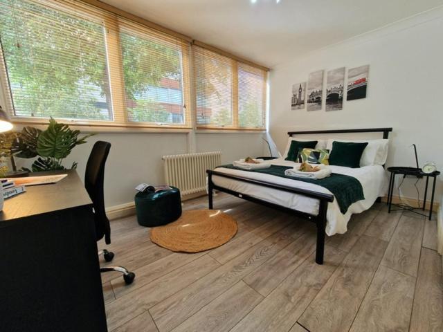 2 Bedrooms Flat In Great Location! London Eksteriør bilde